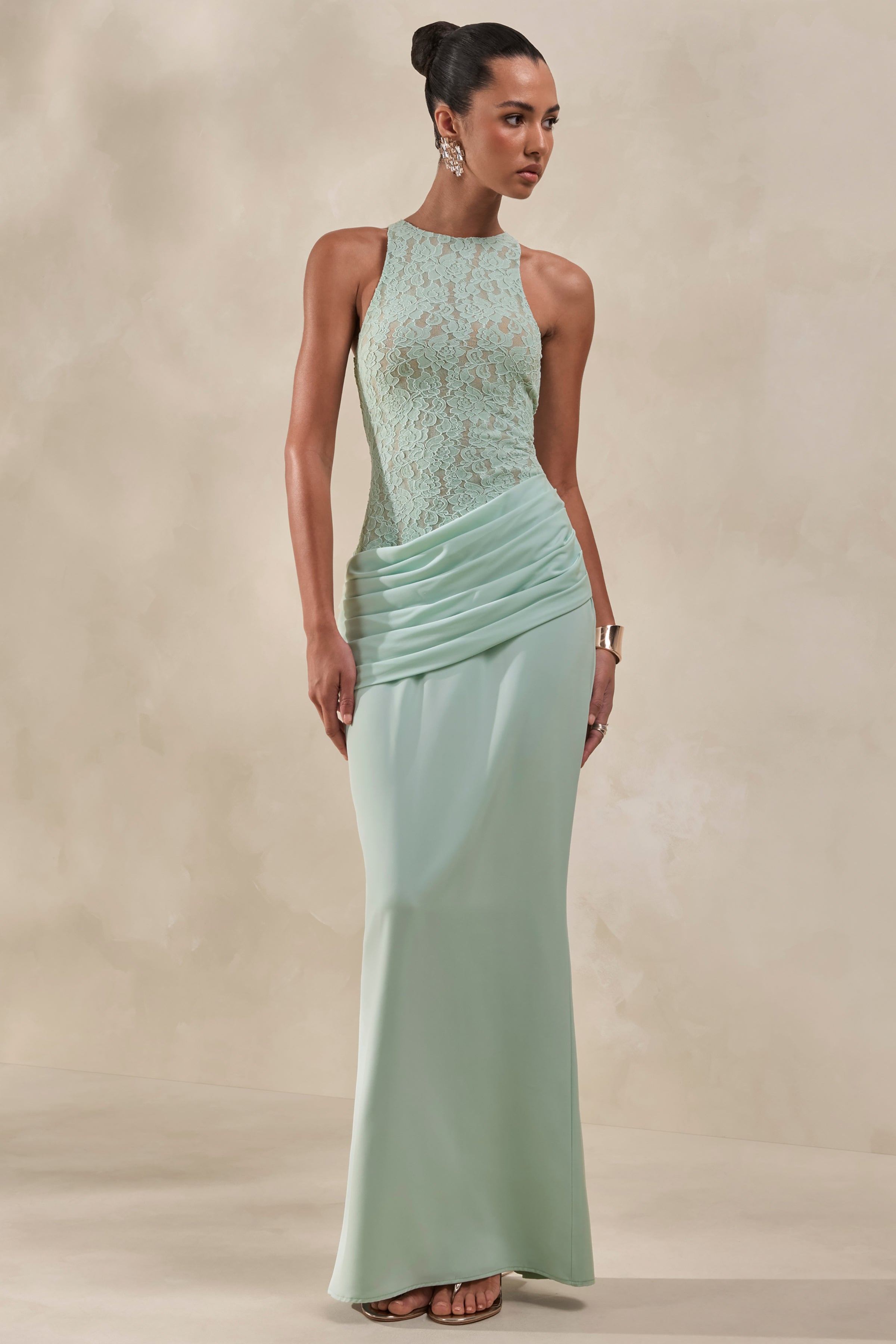 Anthelia | Vestido Largo Verde Menta De Satén Y Encaje Con Cuello Nadador Y Detalle Drapeado