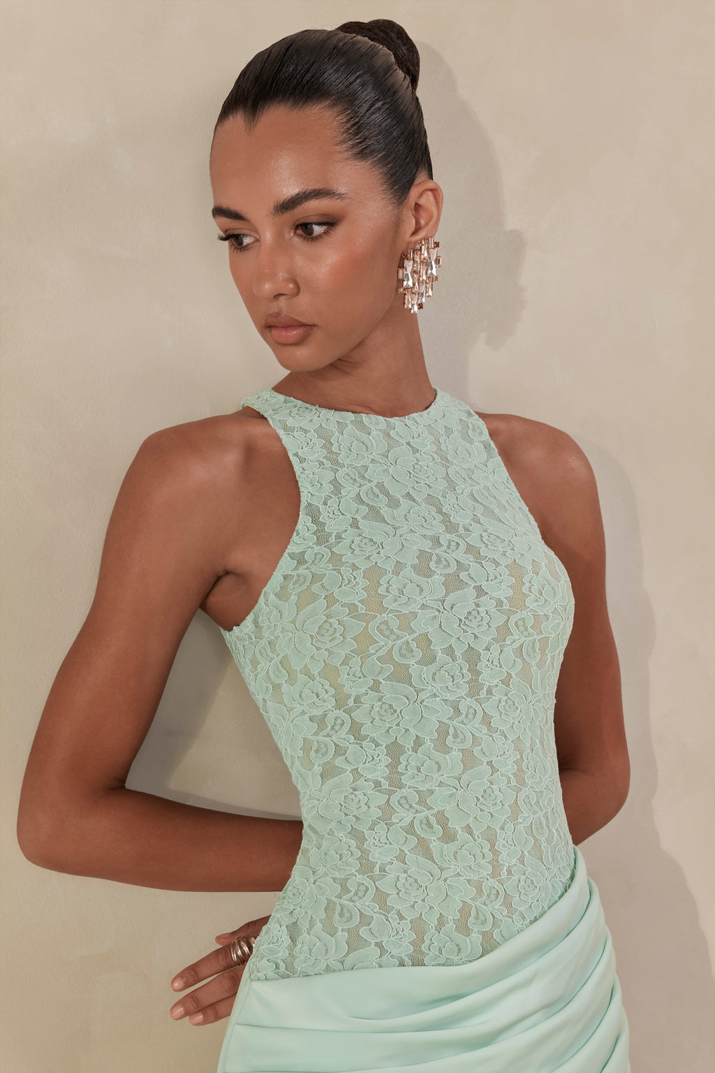 Anthelia | Vestido Largo Verde Menta De Satén Y Encaje Con Cuello Nadador Y Detalle Drapeado