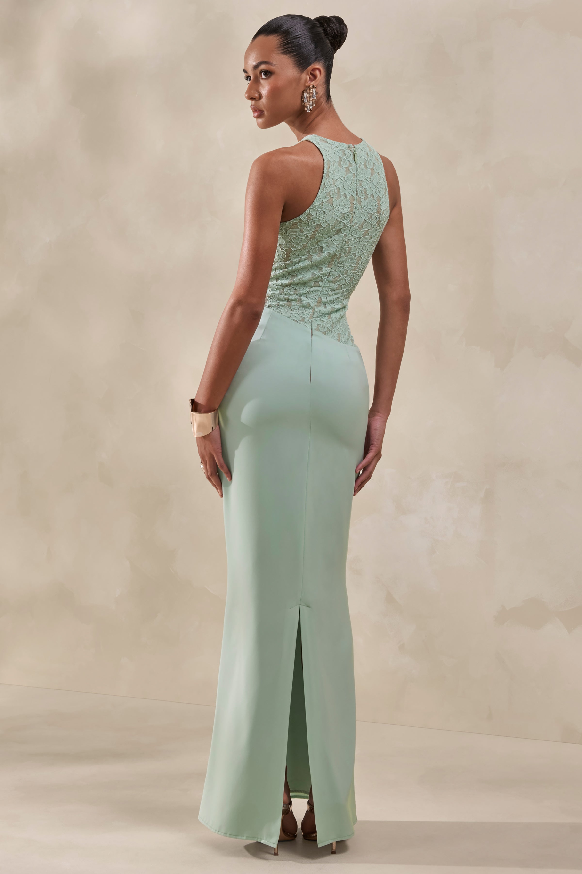 Anthelia | Vestido Largo Verde Menta De Satén Y Encaje Con Cuello Nadador Y Detalle Drapeado