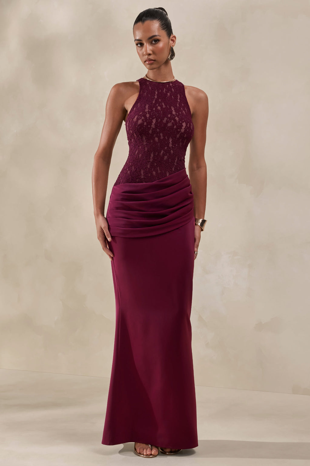 Anthelia | Vestido Largo Burdeos De Encaje Y Satén Con Cuello Racer Y Detalle Drapeado