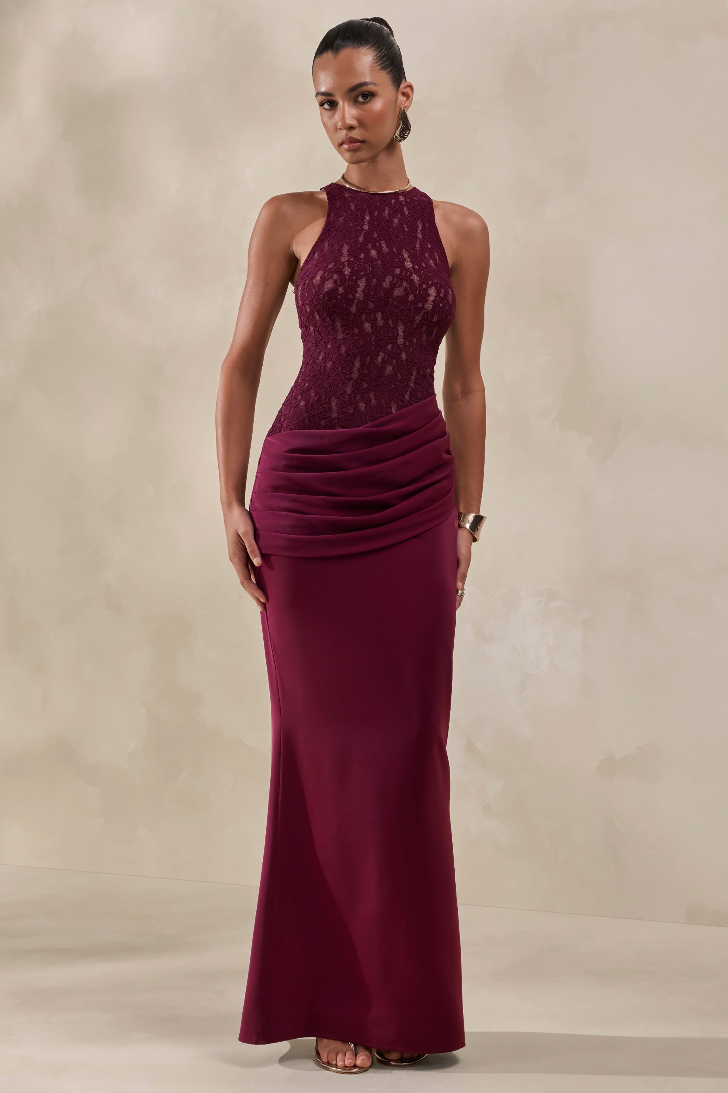 Anthelia | Vestido Largo Burdeos De Encaje Y Satén Con Cuello Racer Y Detalle Drapeado