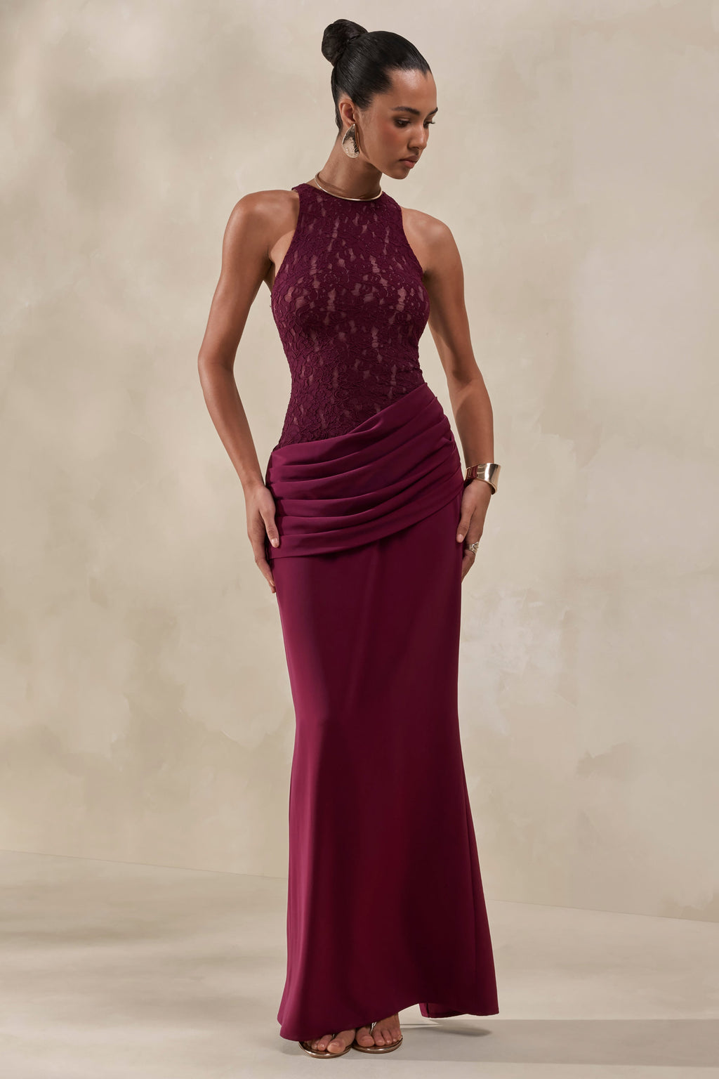 Anthelia | Vestido Largo Burdeos De Encaje Y Satén Con Cuello Racer Y Detalle Drapeado