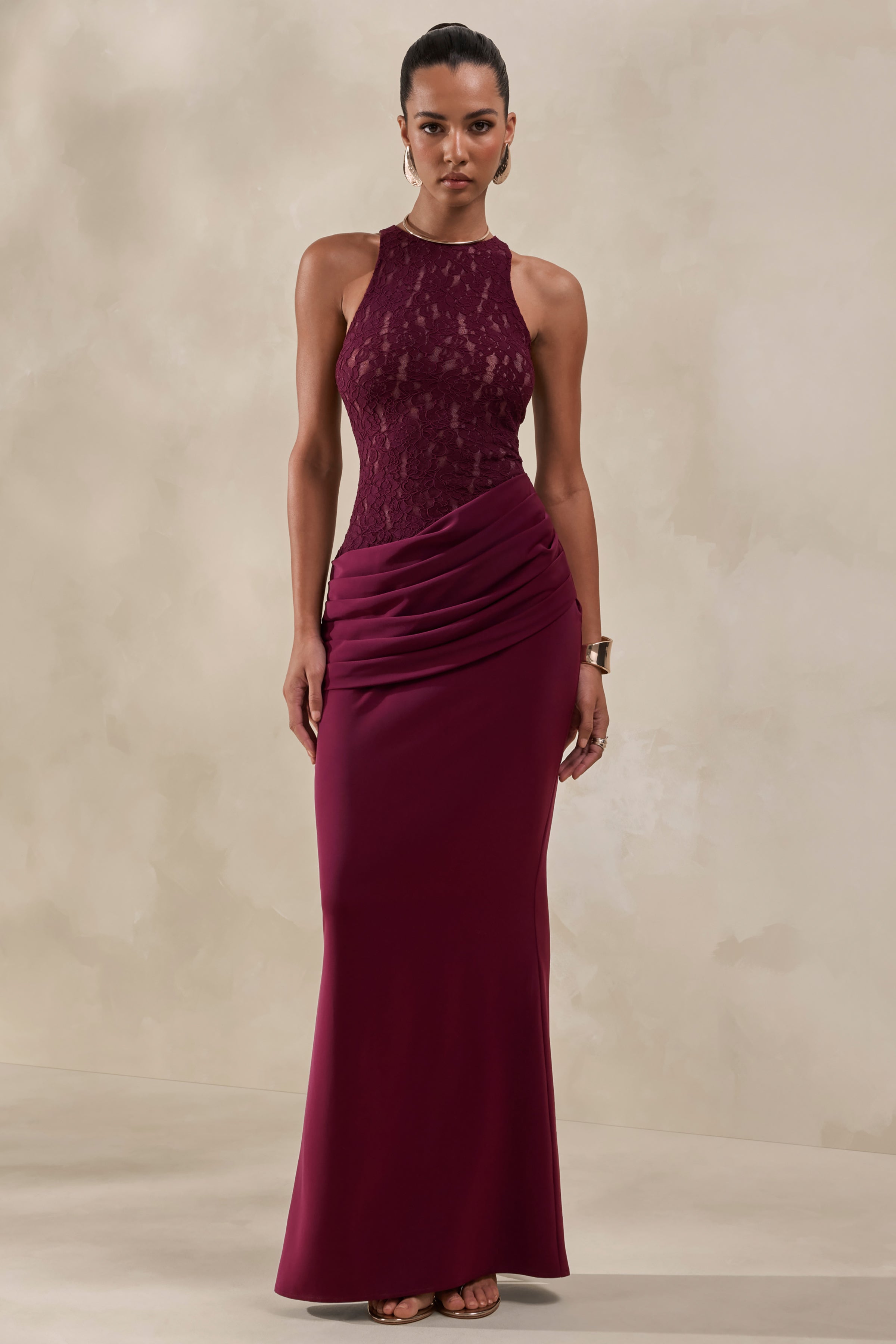 Anthelia | Vestido Largo Burdeos De Encaje Y Satén Con Cuello Racer Y Detalle Drapeado