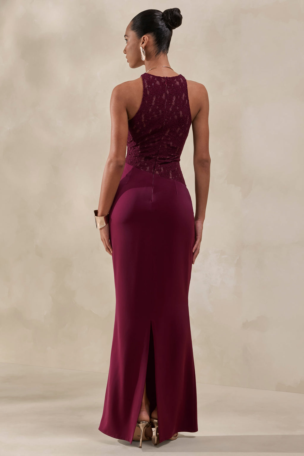 Anthelia | Vestido Largo Burdeos De Encaje Y Satén Con Cuello Racer Y Detalle Drapeado