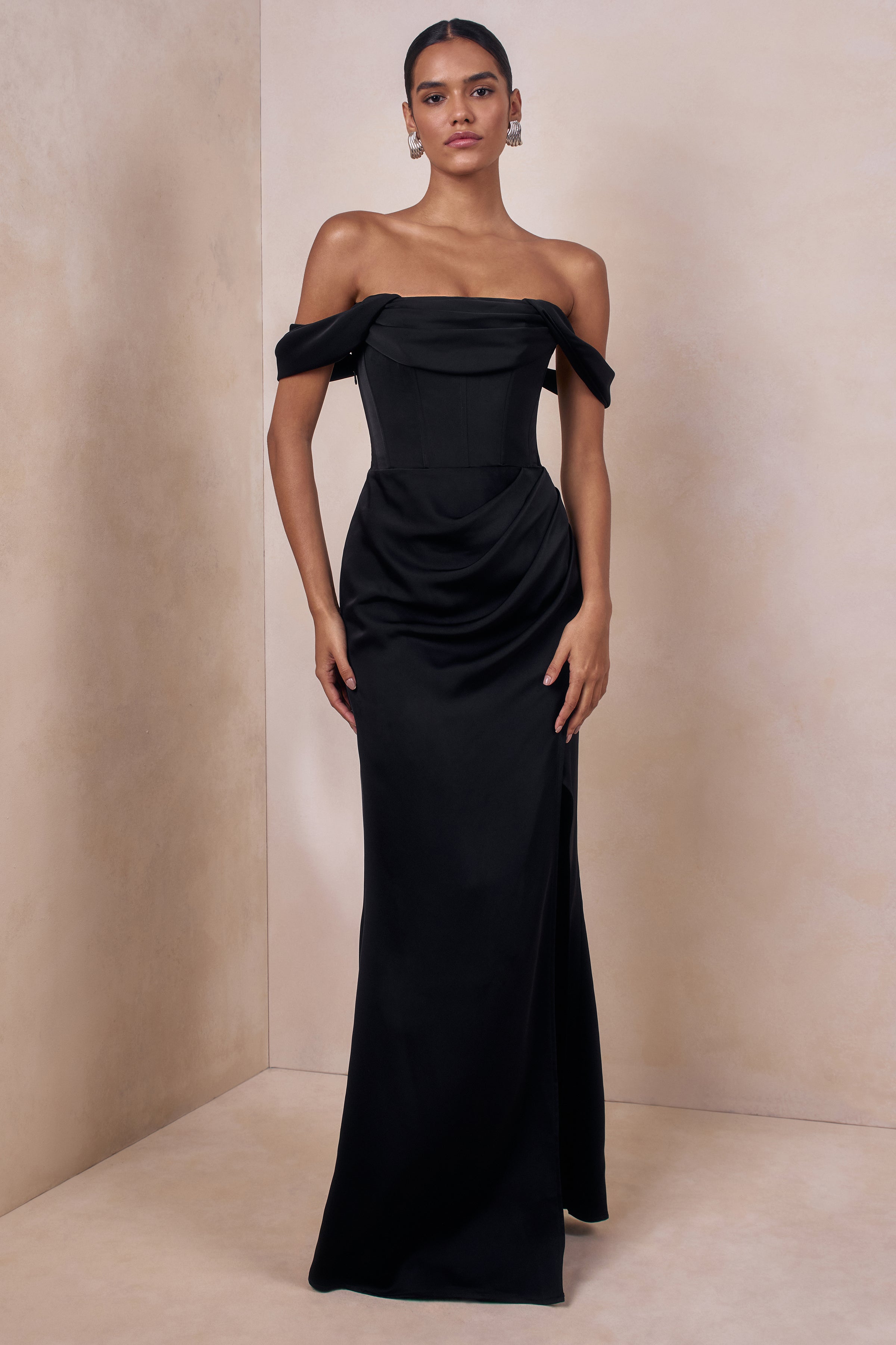 Celinea | Vestido Largo Negro de Satén de Escote Bardot con Abertura Frontal Alta