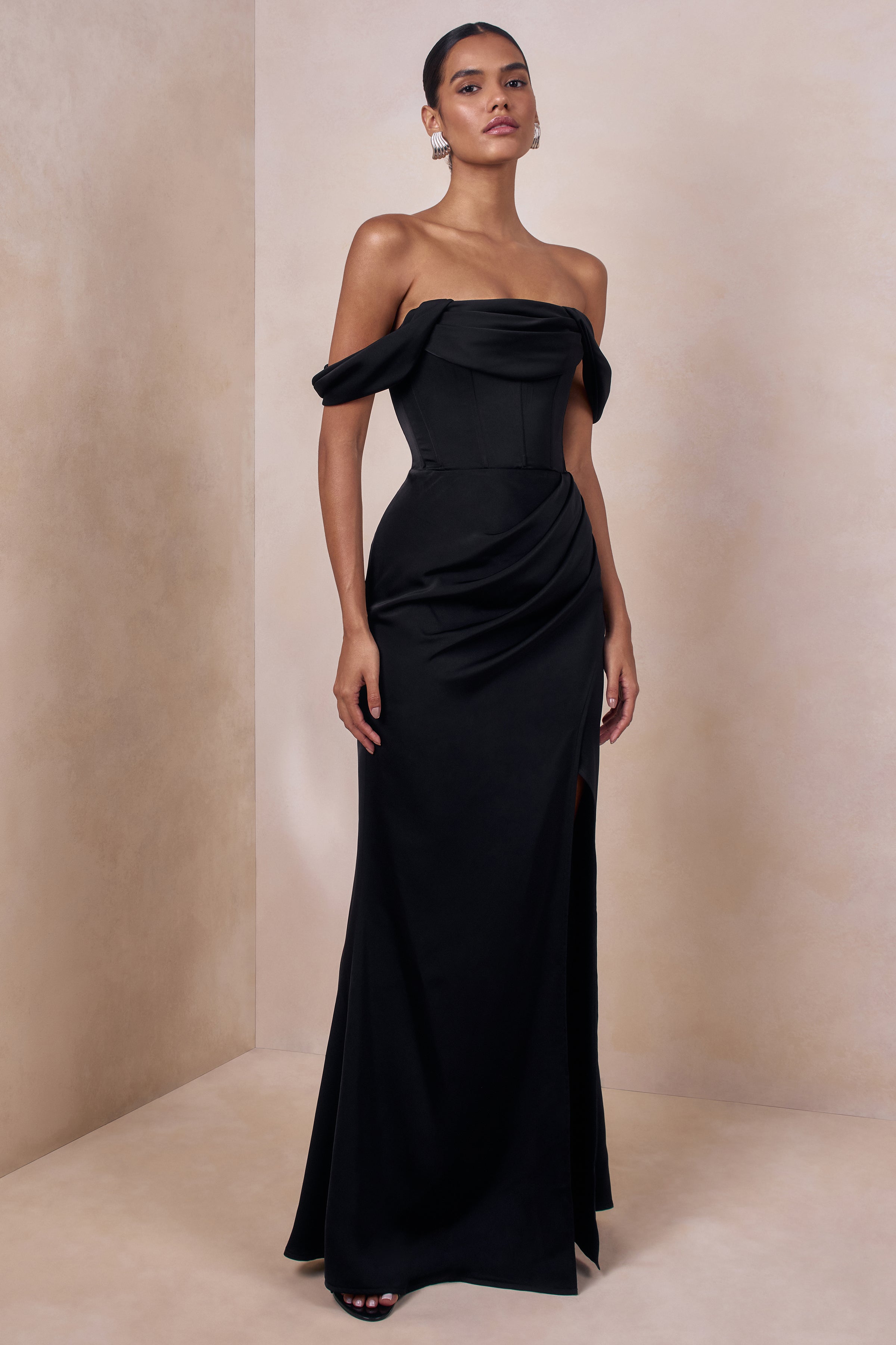 Celinea | Vestido Largo Negro de Satén de Escote Bardot con Abertura Frontal Alta
