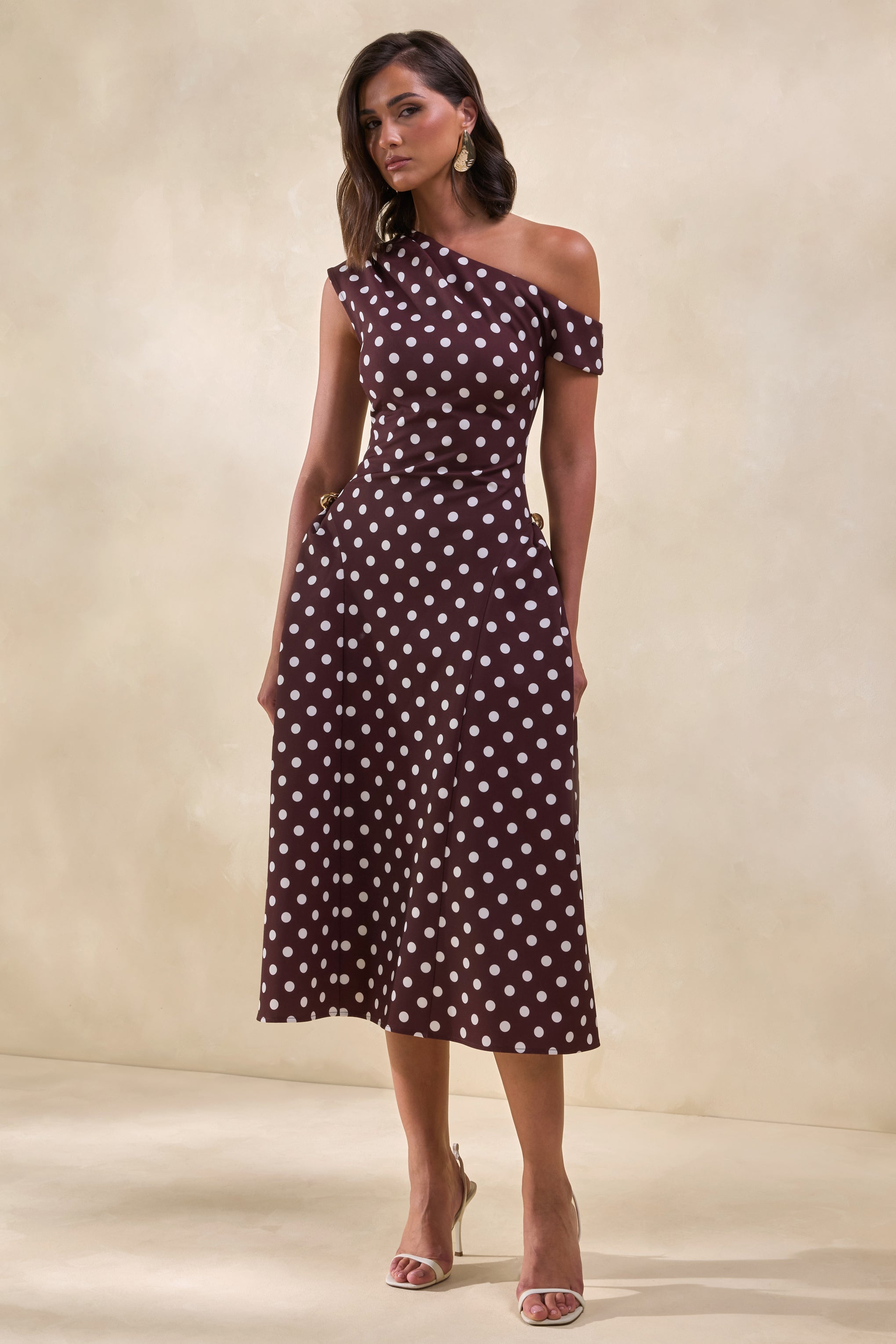 Celosia | Vestido Midi Marrón De Lunares Con Escote Asimétrico Y Detalle Dorado