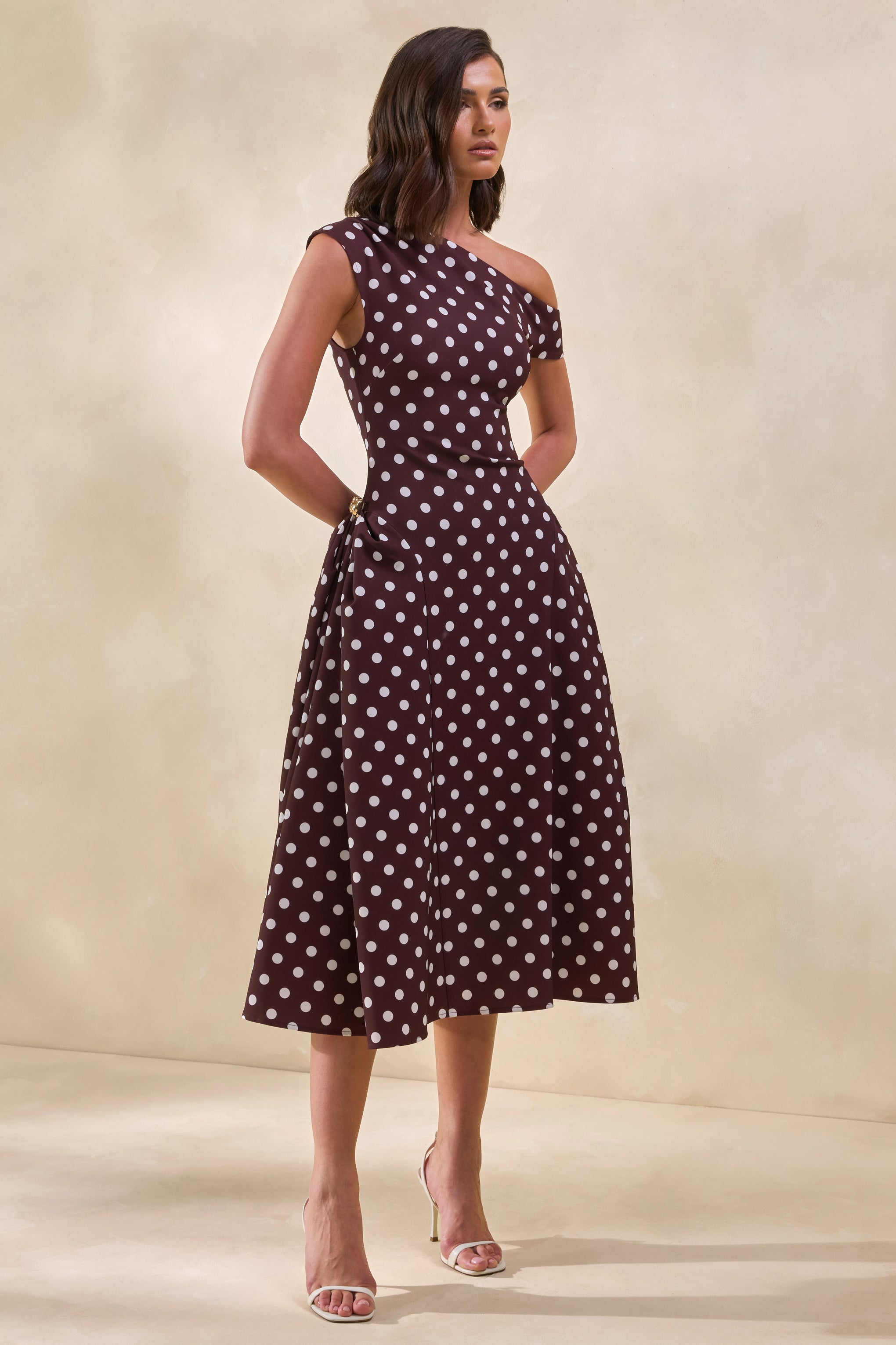 Celosia | Vestido Midi Marrón De Lunares Con Escote Asimétrico Y Detalle Dorado