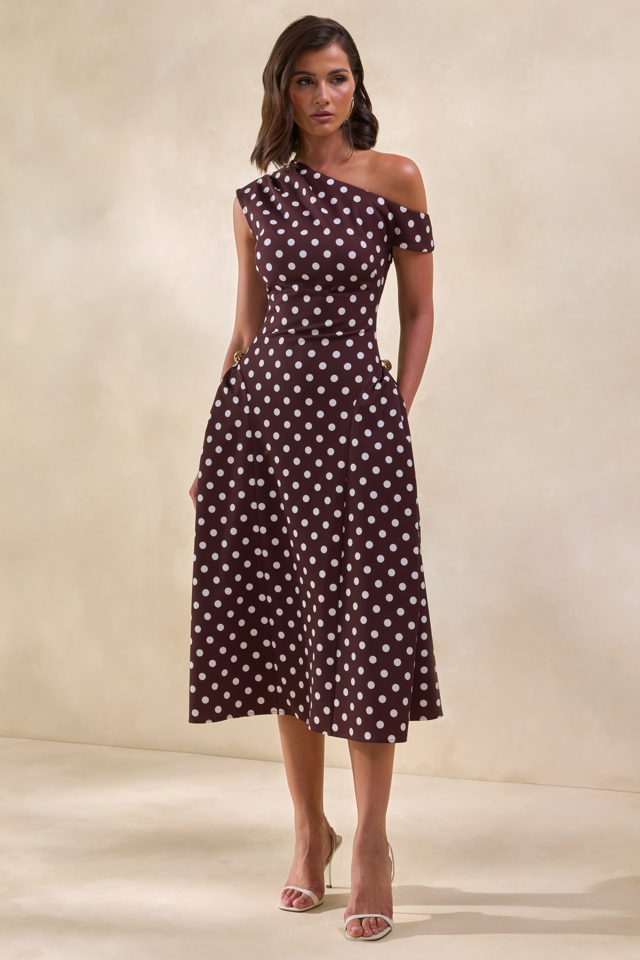Celosia | Vestido Midi Marrón De Lunares Con Escote Asimétrico Y Detalle Dorado