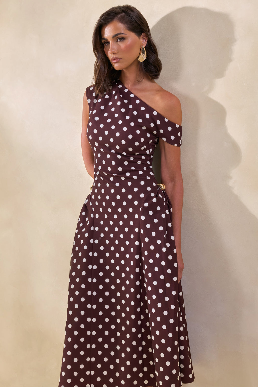 Celosia | Vestido Midi Marrón De Lunares Con Escote Asimétrico Y Detalle Dorado