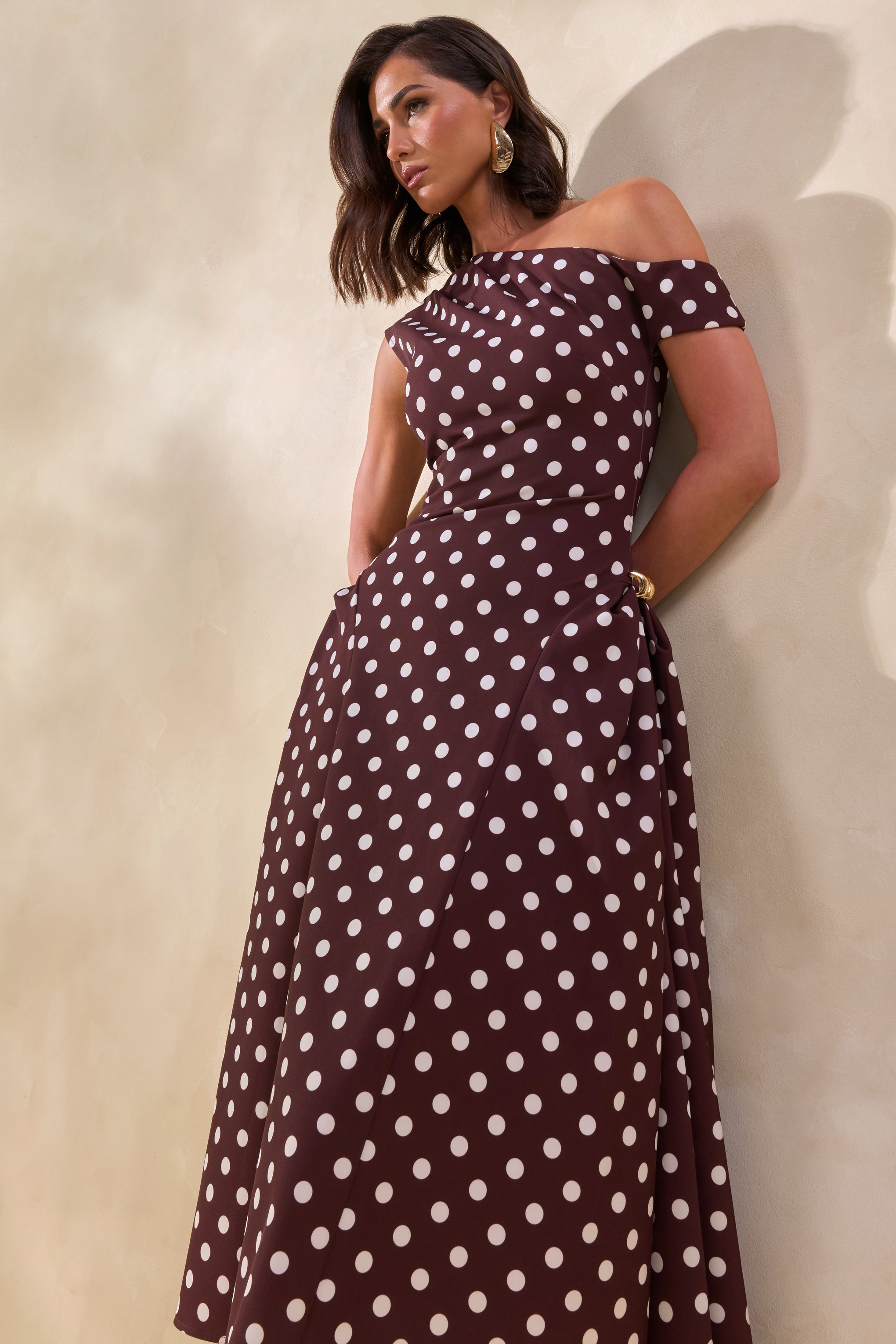 Celosia | Vestido Midi Marrón De Lunares Con Escote Asimétrico Y Detalle Dorado