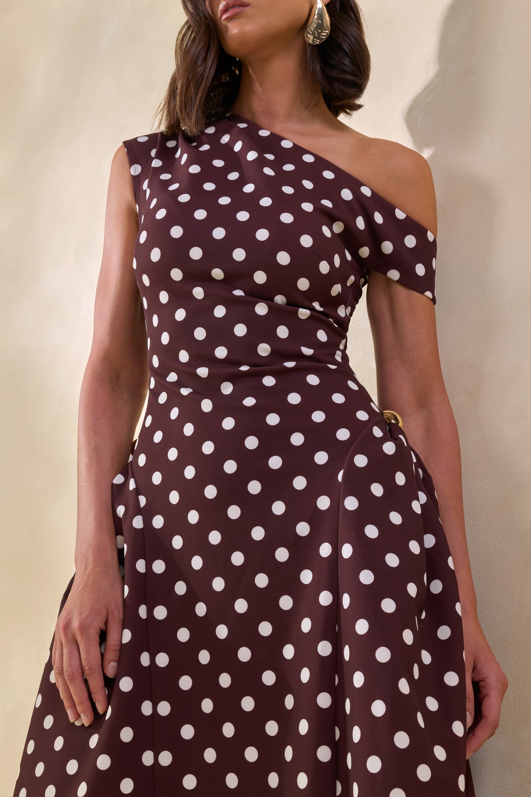 Celosia | Vestido Midi Marrón De Lunares Con Escote Asimétrico Y Detalle Dorado