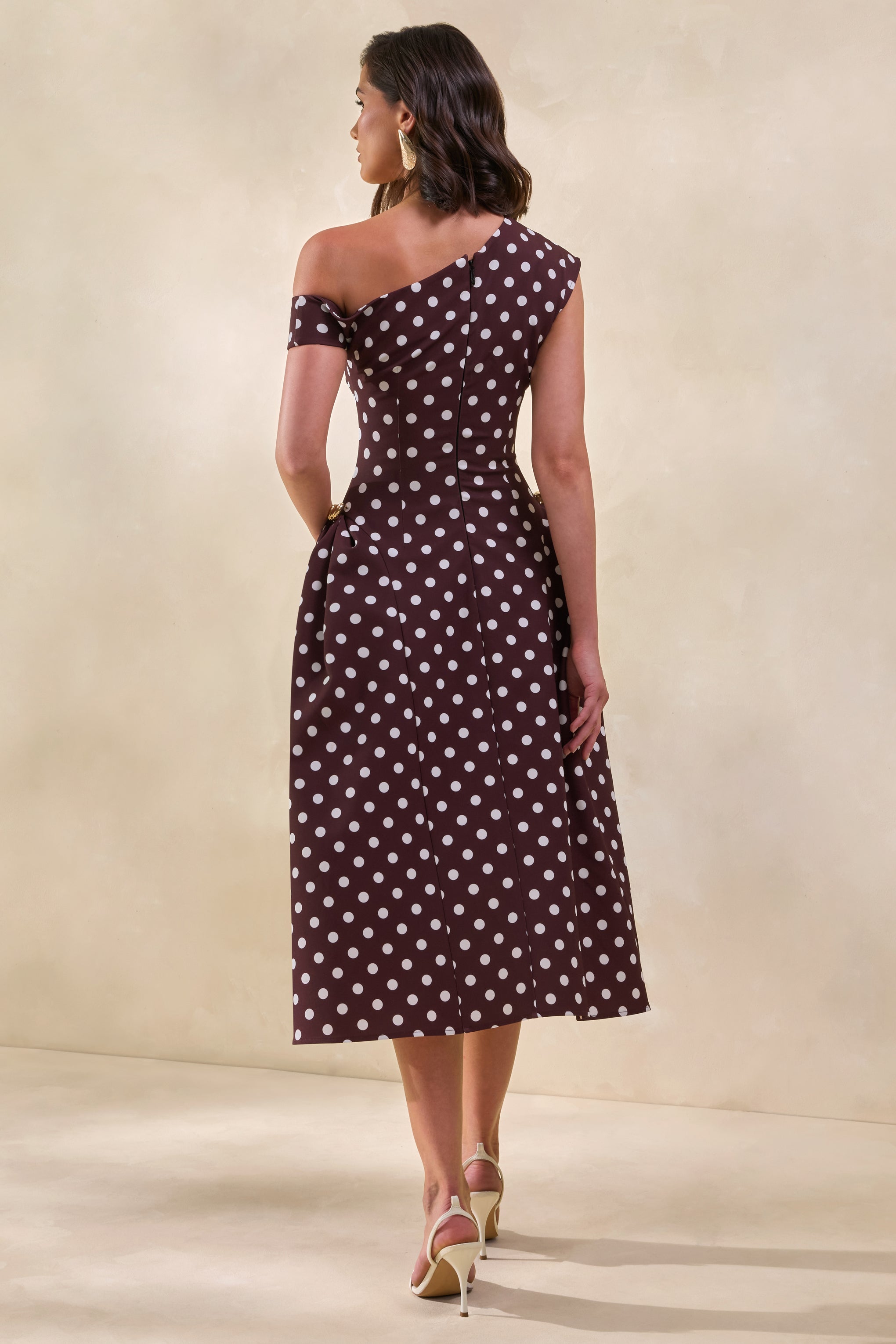 Celosia | Vestido Midi Marrón De Lunares Con Escote Asimétrico Y Detalle Dorado
