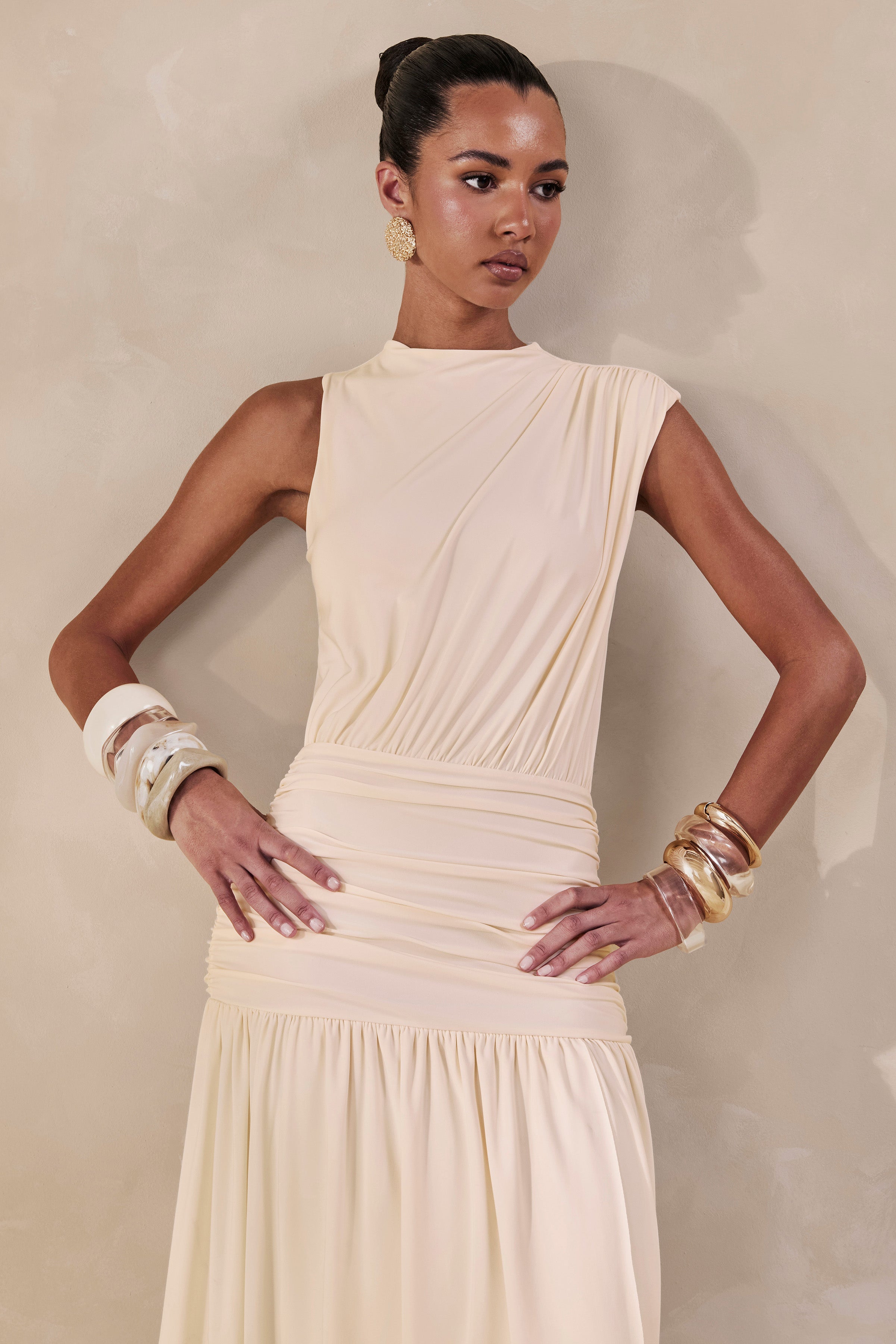 Myssara | Vestido Largo Crema de Cuello Alto con Detalle Drapeado