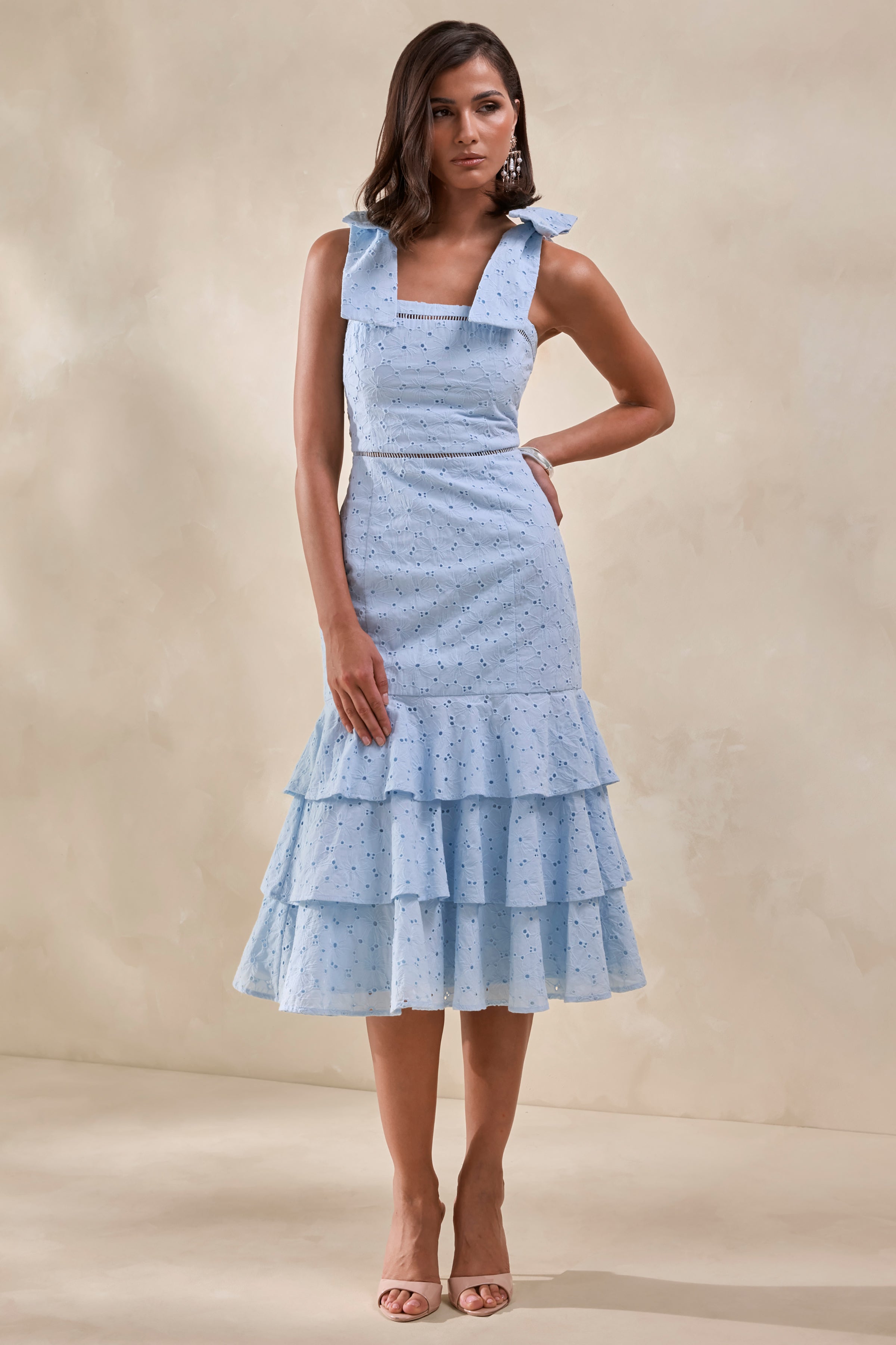 Velissia | Vestido Midi Azul De Broderie Con Escote Cuadrado, Mangas Con Lazos Y Bajo Con Volantes