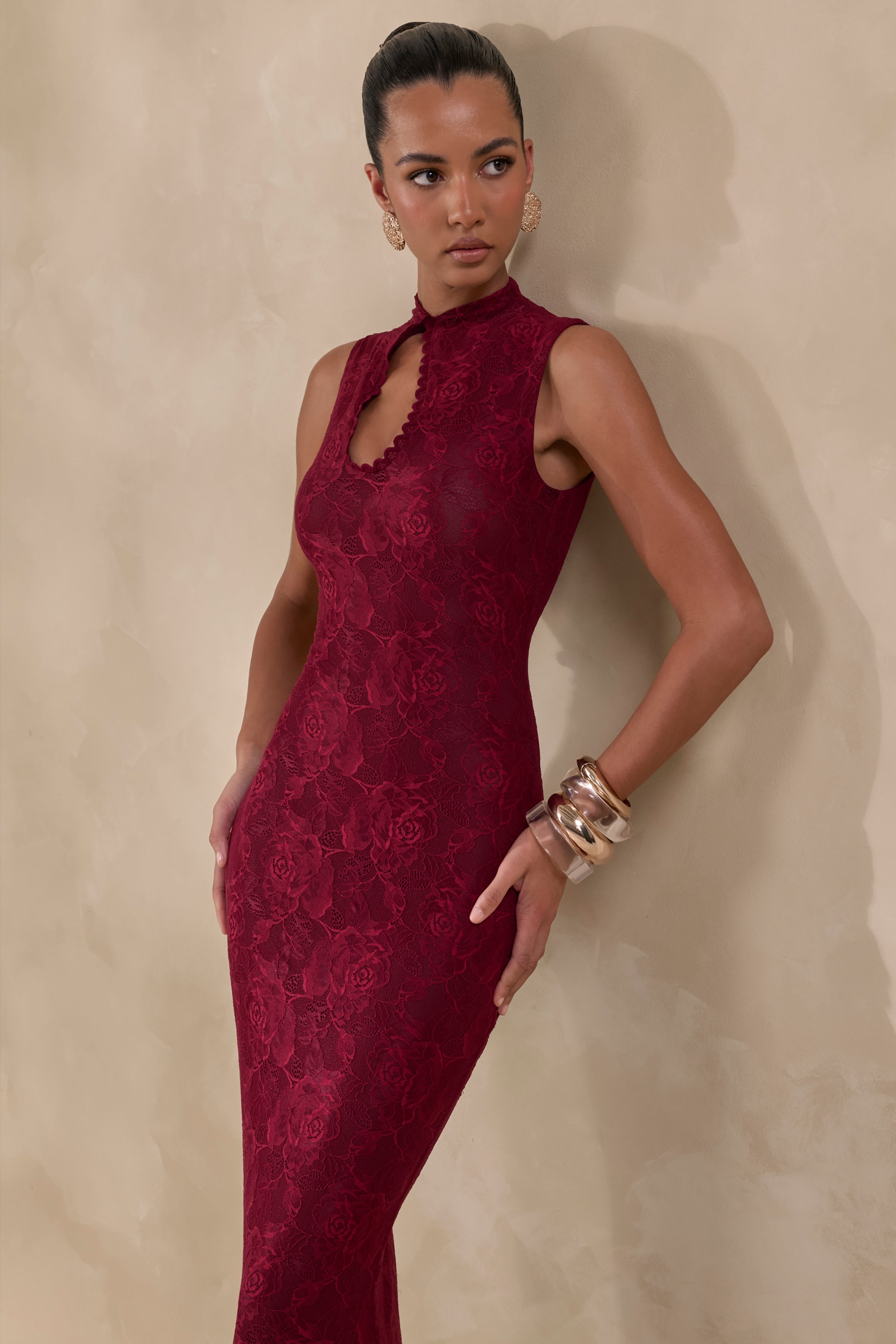 Ravissa | Vestido Largo Borgoña De Encaje Con Cuello Alto