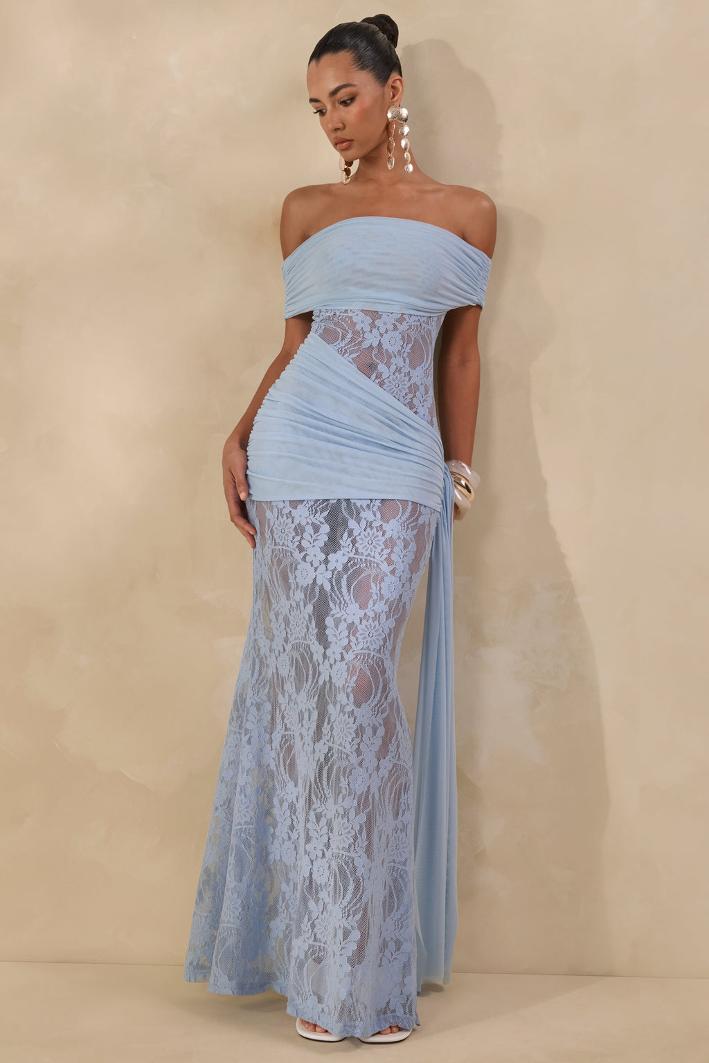 Enavine | Vestido Largo Azul Empolvado De Encaje Con Escote Bardot Y Detalle Fruncido