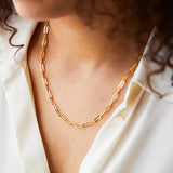 Collar de cadena dorada fina