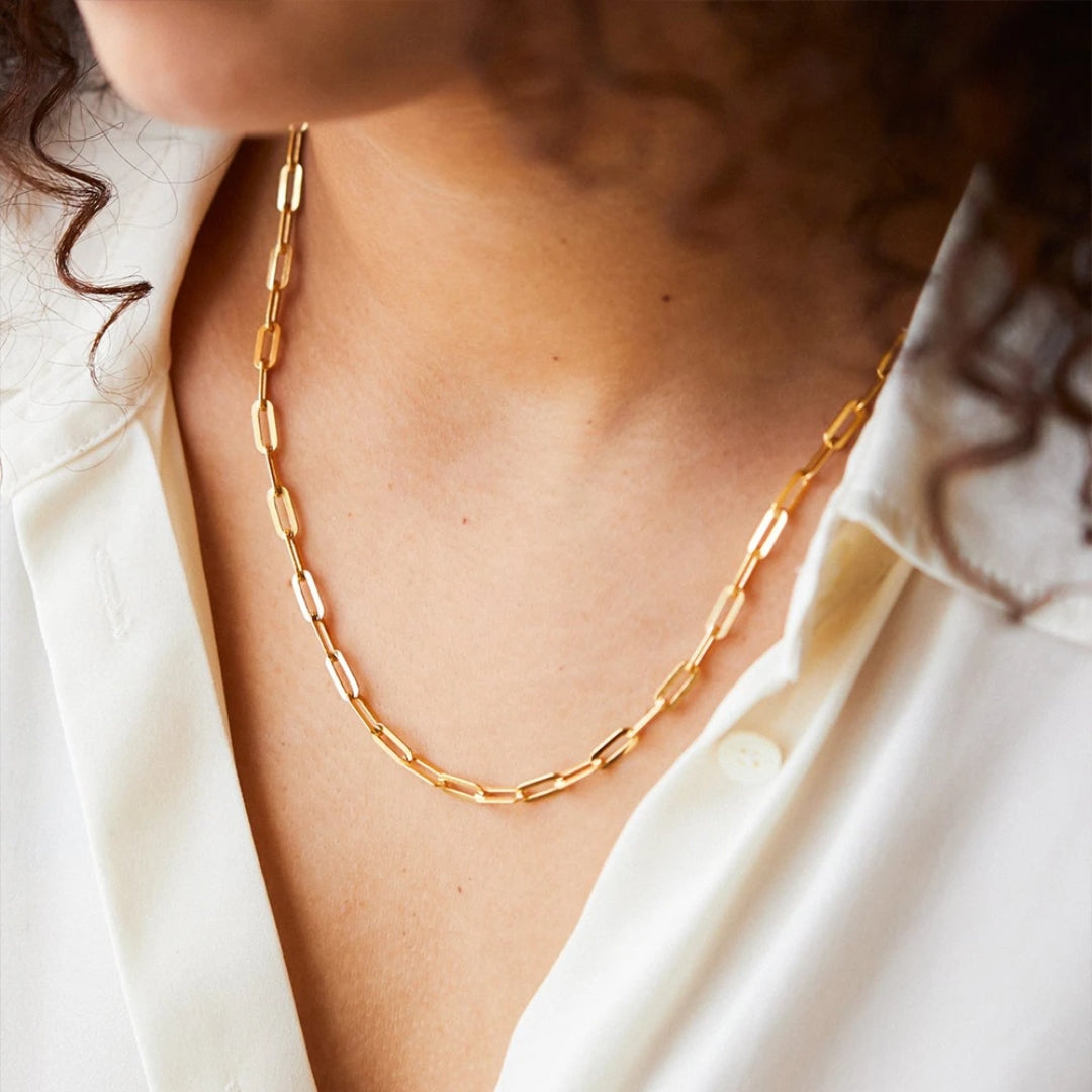 Collar de cadena dorada fina
