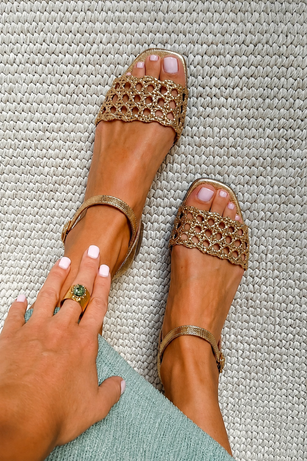 Sandalias planas doradas Aurora