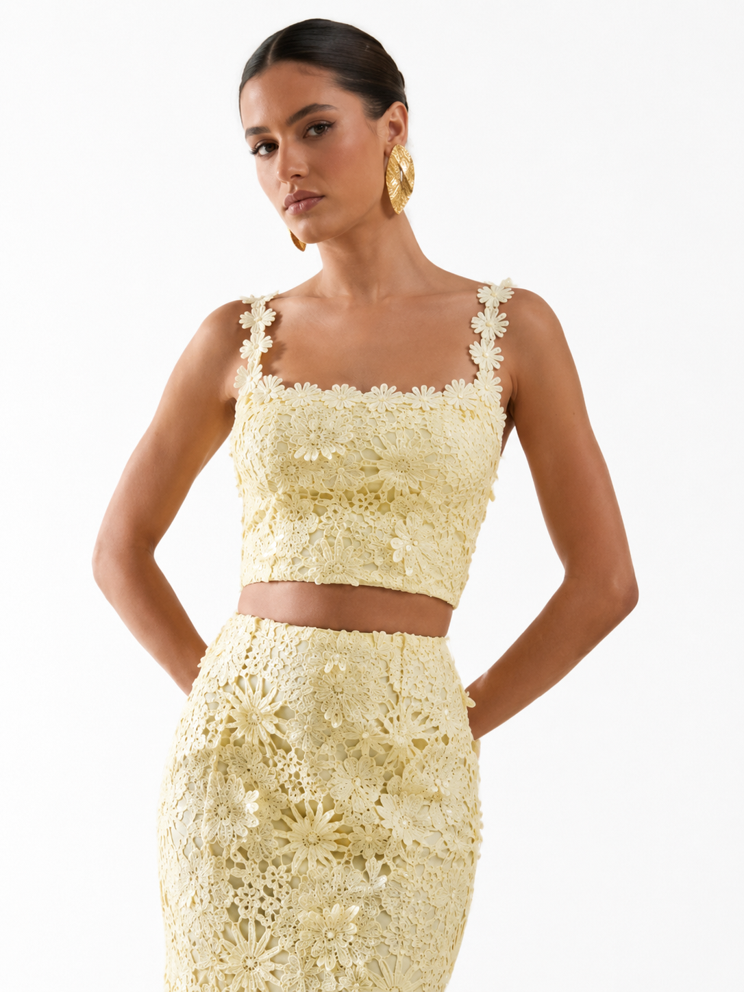 Blythe Top corto de encaje amarillo limón con escote cuadrado.