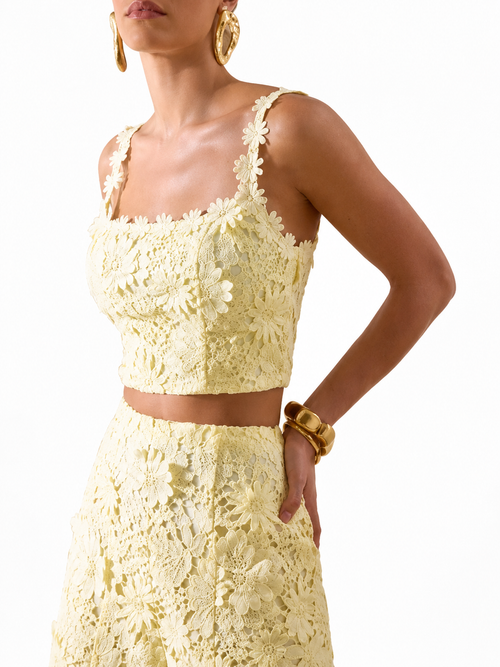 Blythe Top corto de encaje amarillo limón con escote cuadrado.