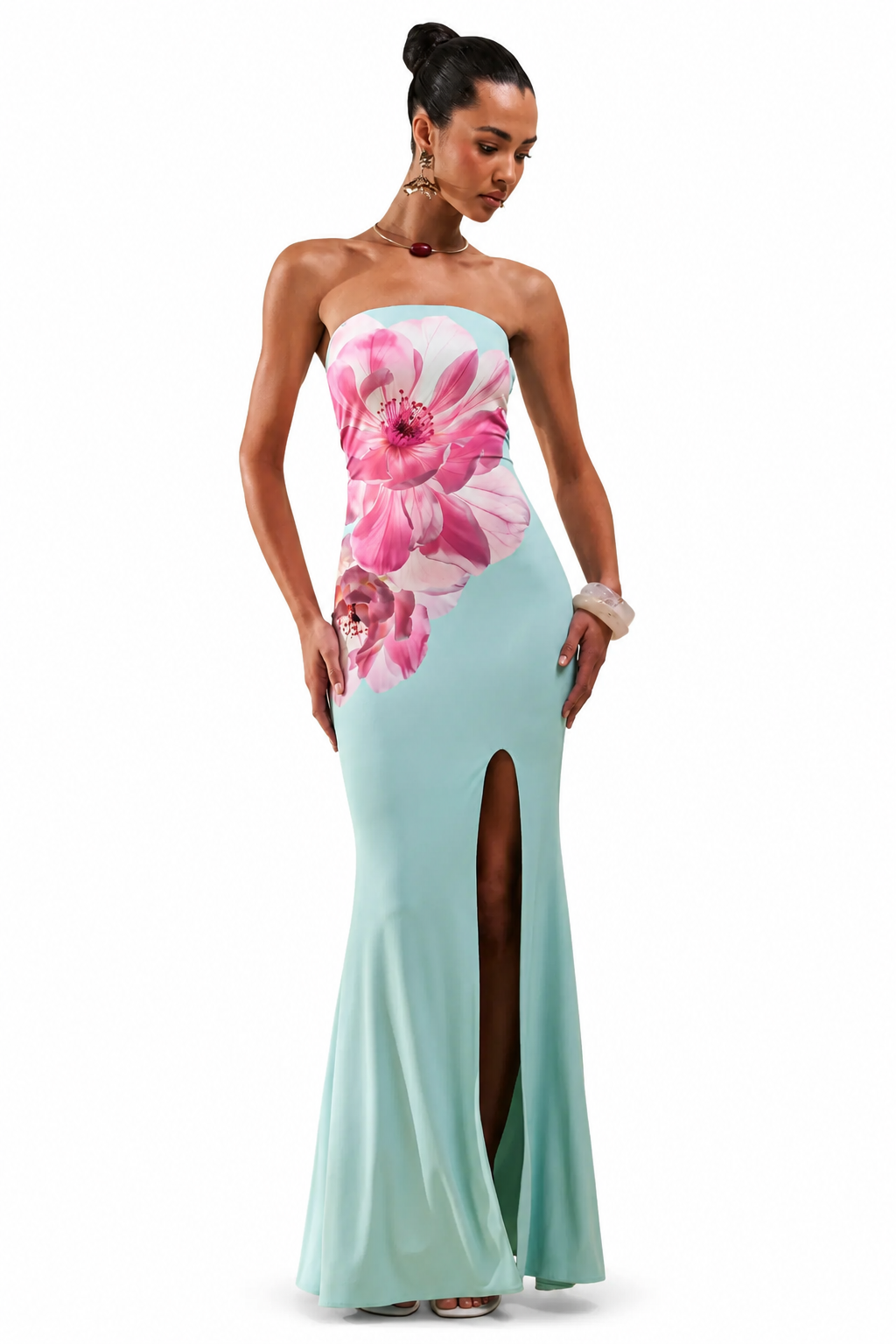 Lumia | Vestido Largo Verde Salvia Con Estampado Floral Posicional Rosa Y Escote Bandeau
