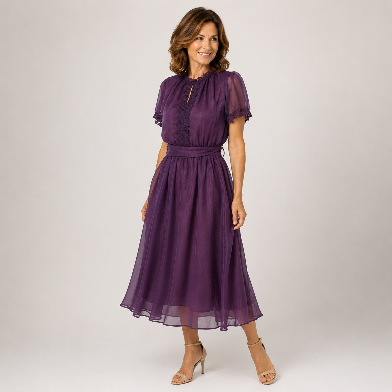 Flavia | Vestido largo con escote de gota y borde de encaje en gasa