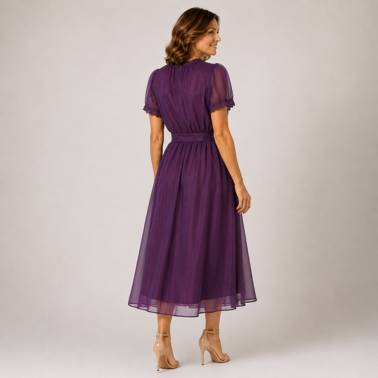 Flavia | Vestido largo con escote de gota y borde de encaje en gasa