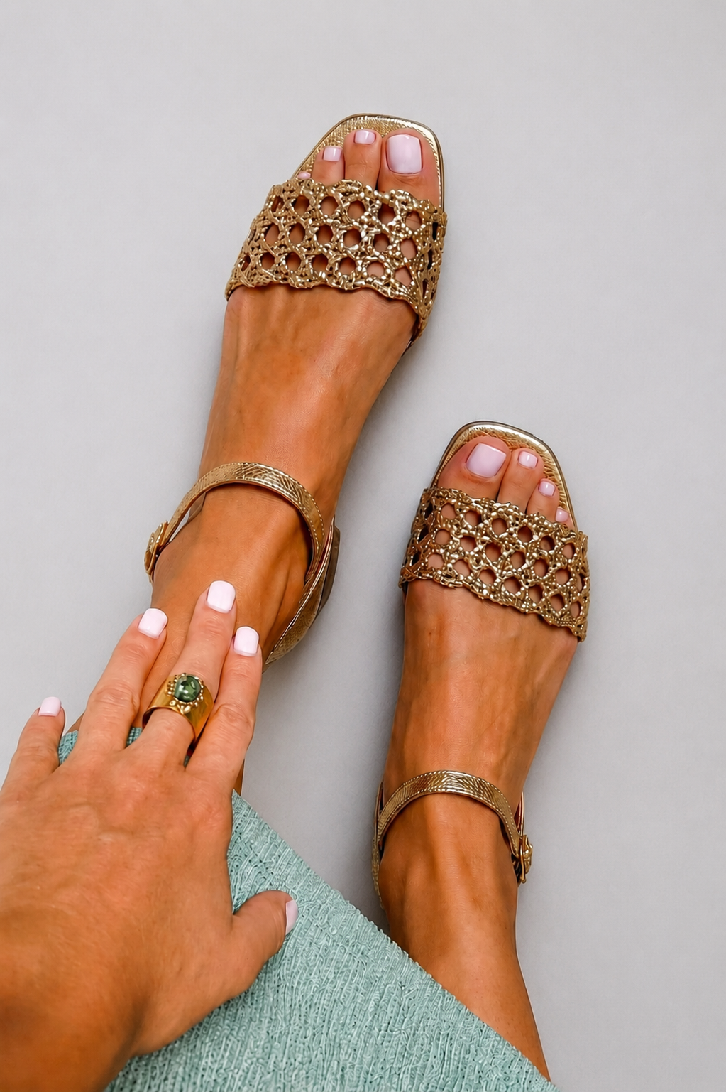Sandalias planas doradas Aurora