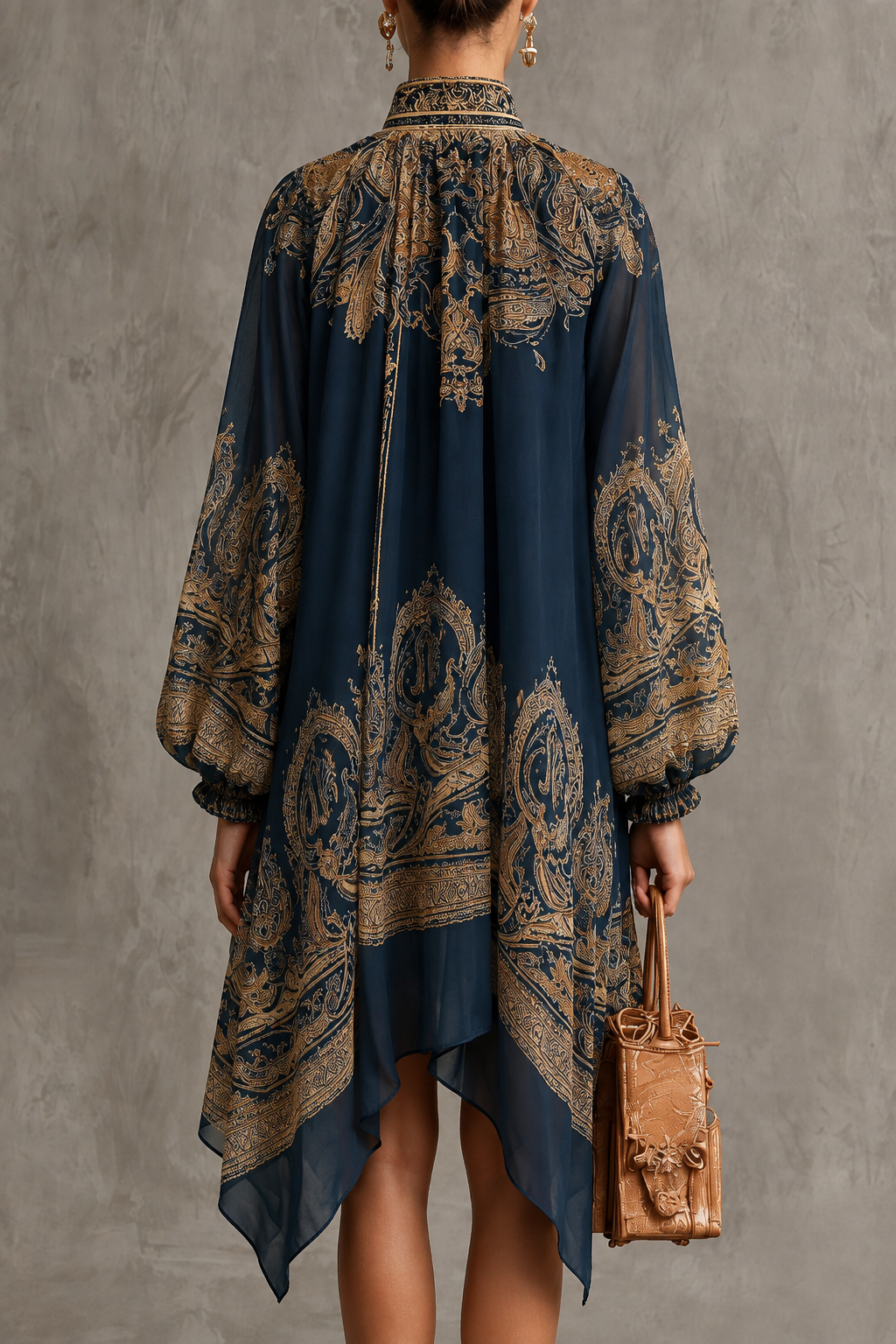 Marina | Minivestido de gasa con estampado barroco, cuello alto y bajo asimétrico en azul marino