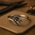 Anillo vintage de huella y corazón en plata de ley