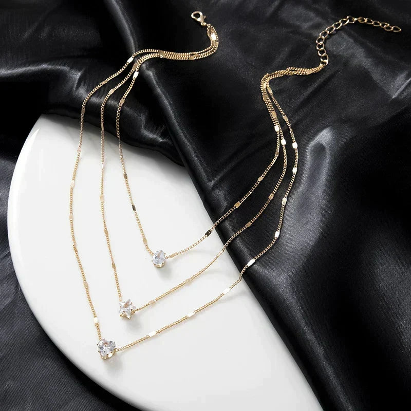 Collar de tres colgantes con circonita dorada
