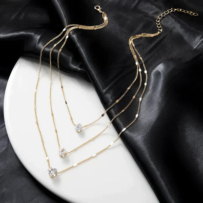 Collar de tres colgantes con circonita dorada