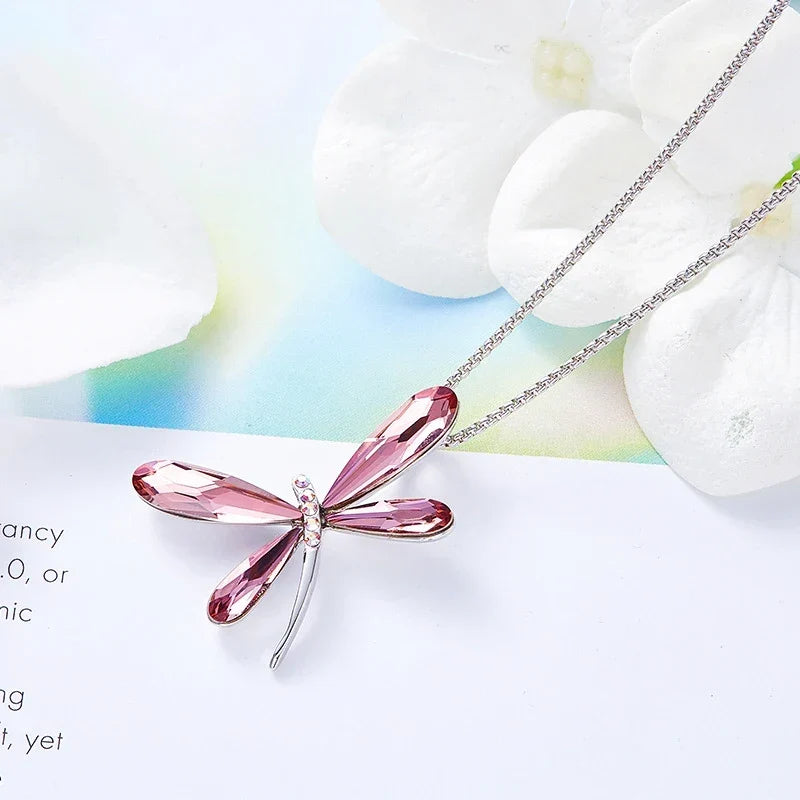 Collar de libélula en cristal rosa