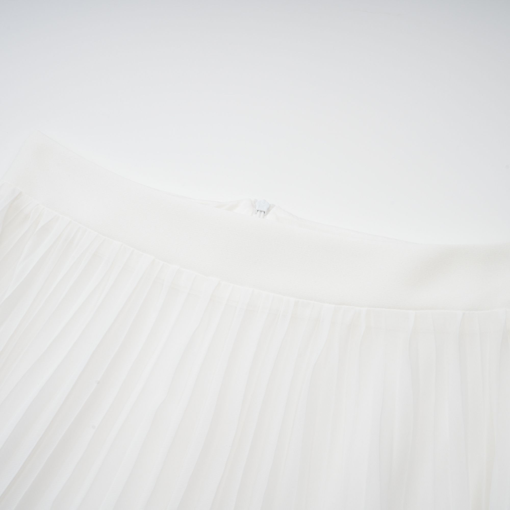 Vestido largo con cuello halter y capas de Inés