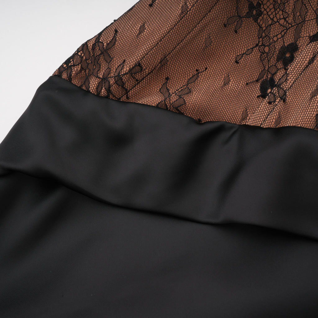 Vestido largo de satén con paneles de encaje negro Mirela
