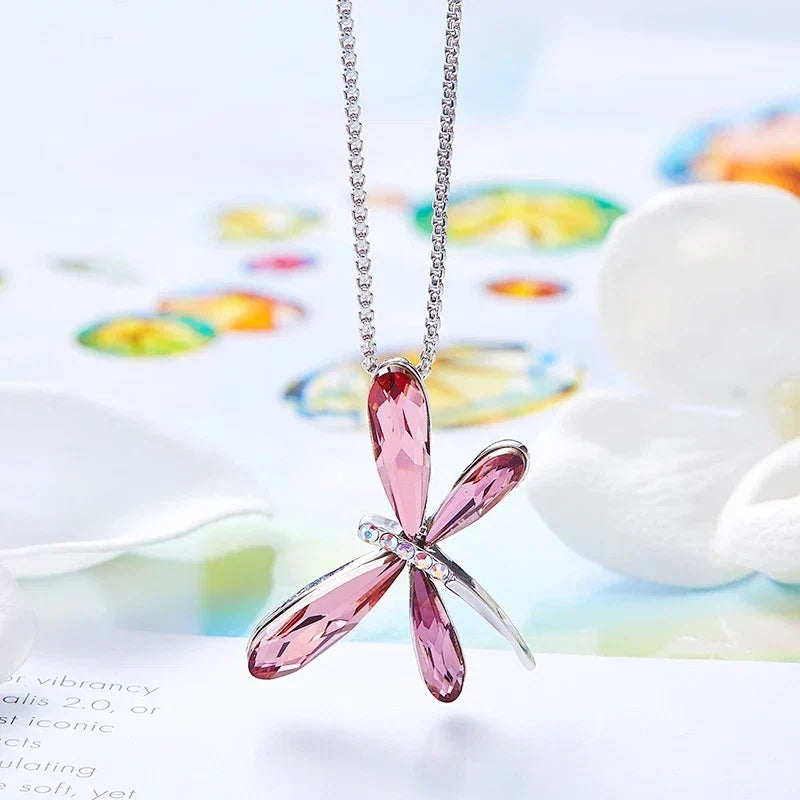 Collar de libélula en cristal rosa
