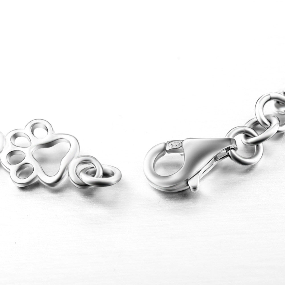 Pulsera con charms de huella y hueso en plata