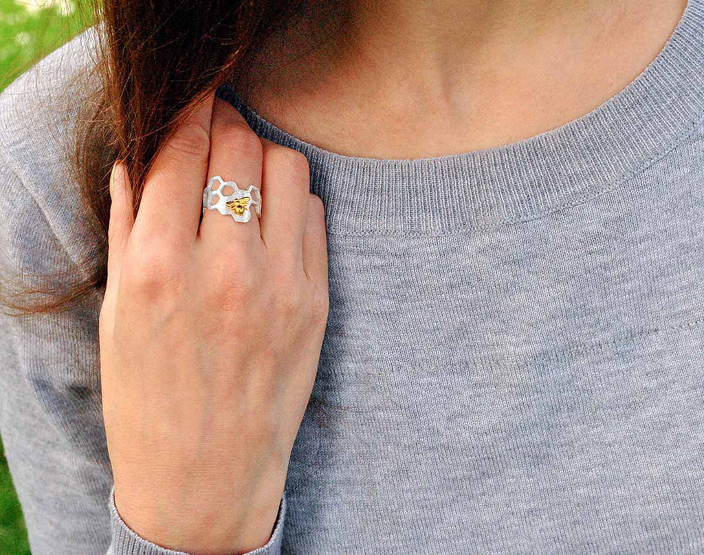 Anillo de panal chapado en oro