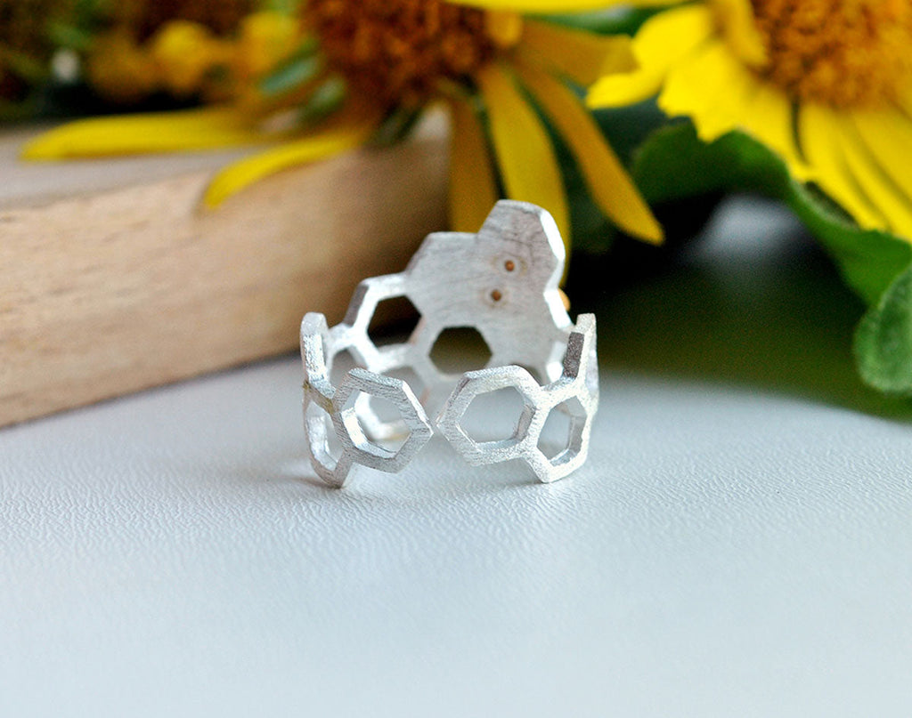 Anillo de panal chapado en oro