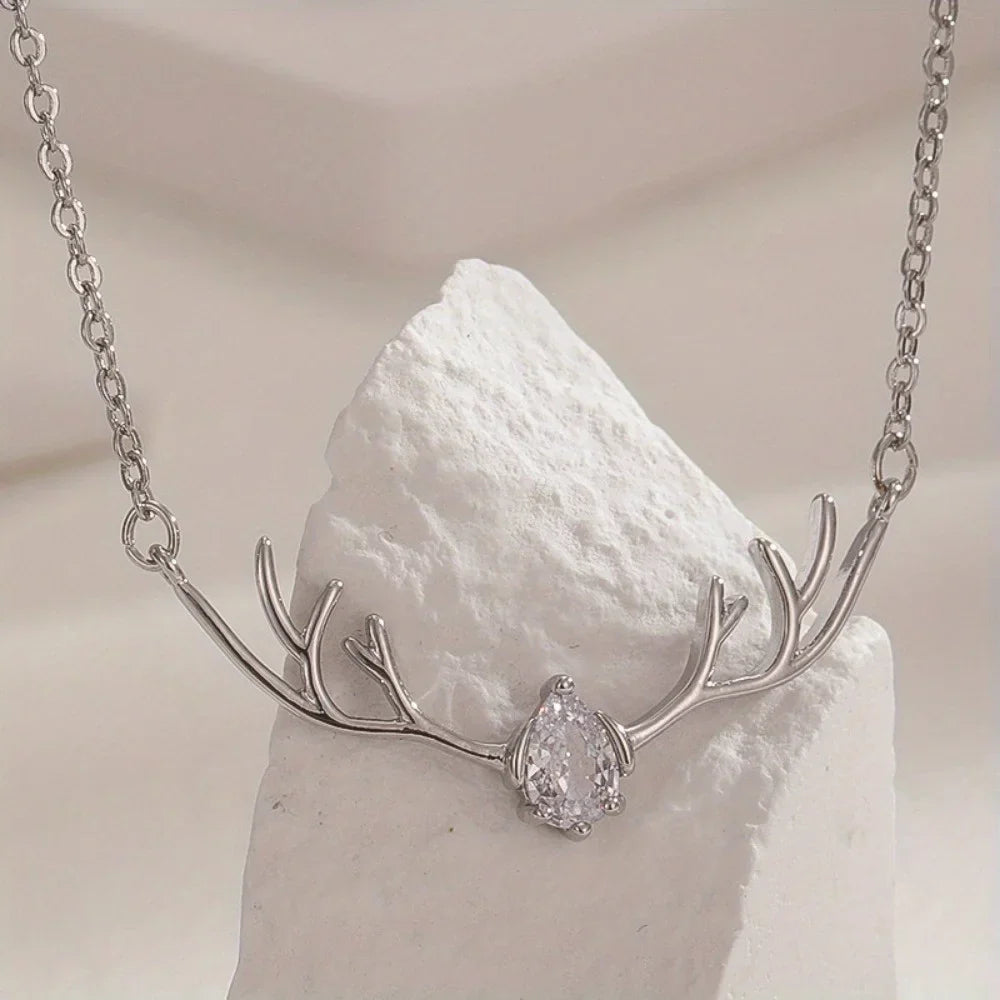 Collar de asta de ciervo con corazón