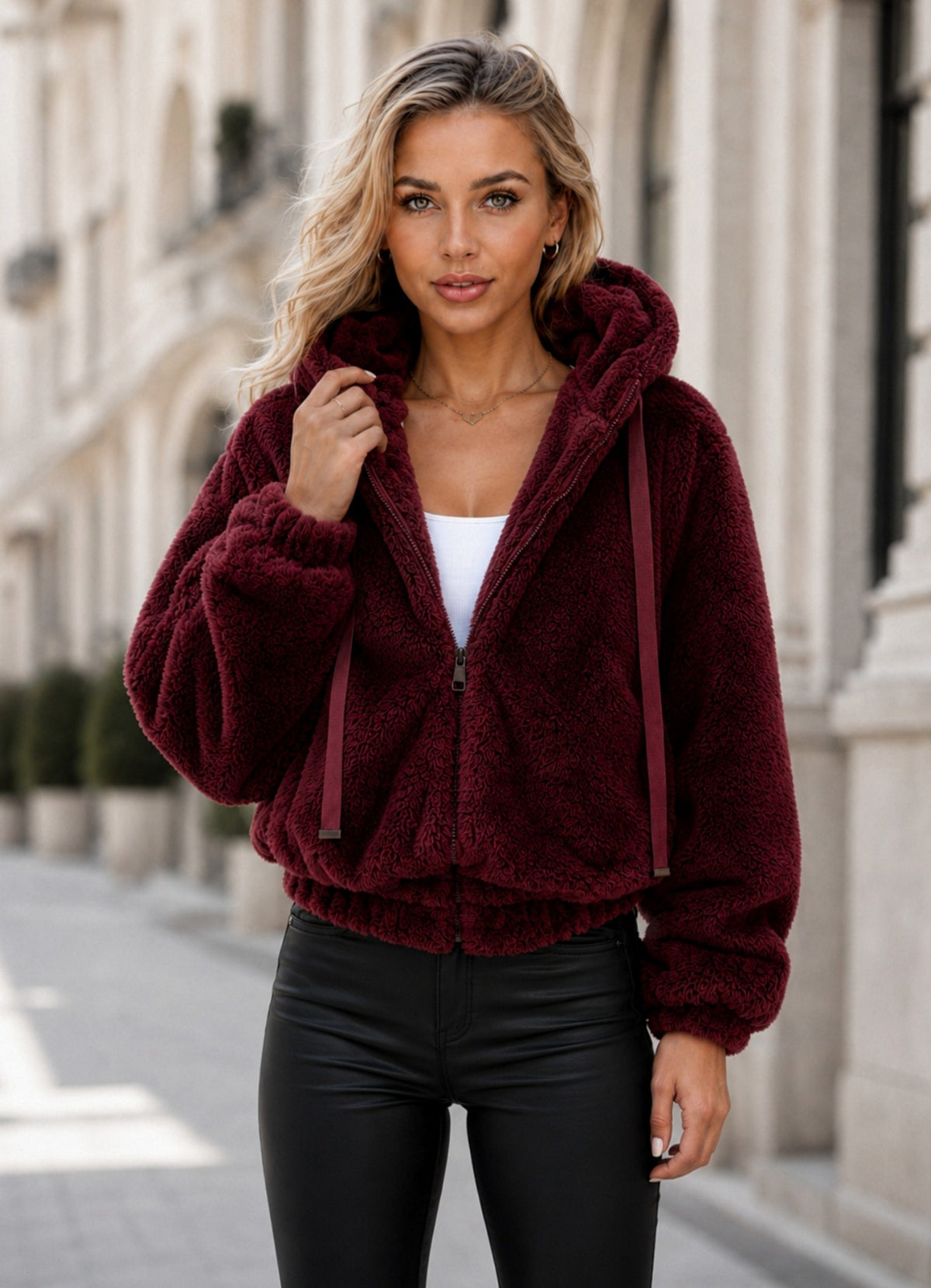 Chaquetón de pelo con capucha Rocío — Burdeos — vista 3