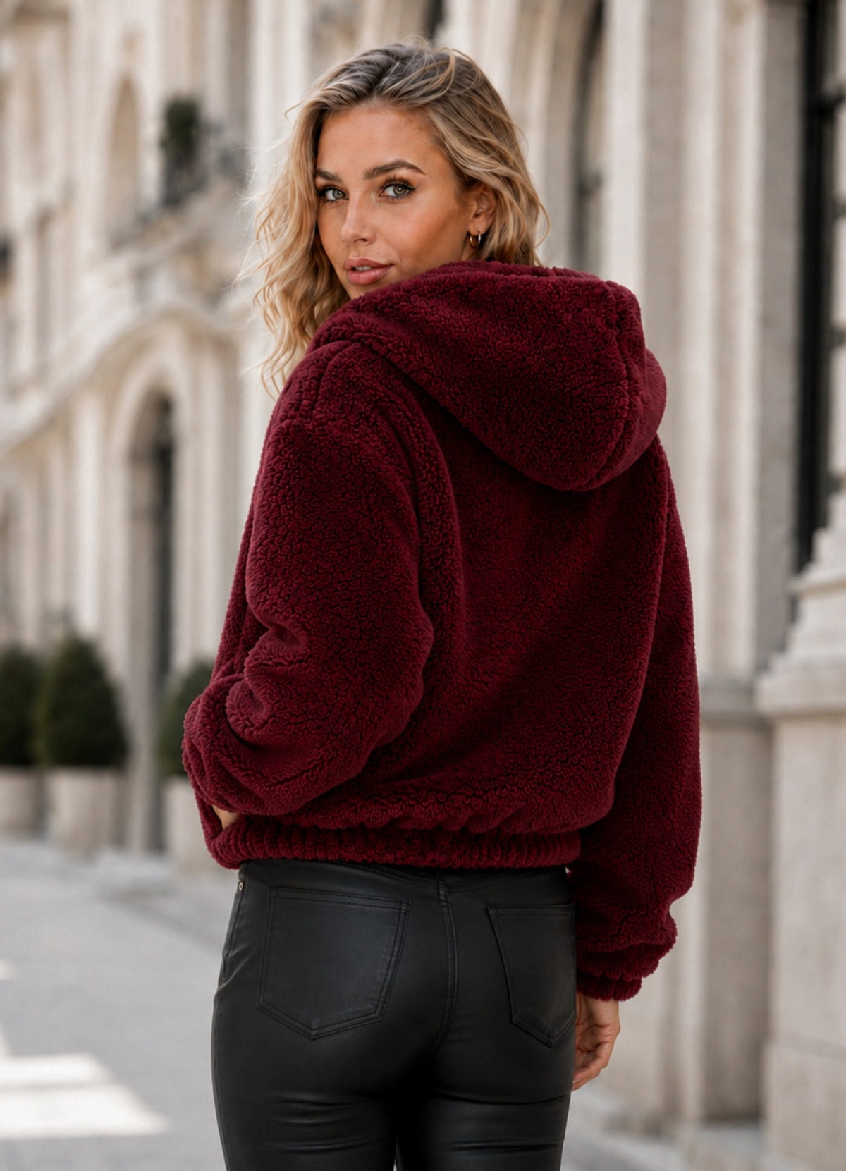 Chaquetón de pelo con capucha Rocío — Burdeos — vista 2