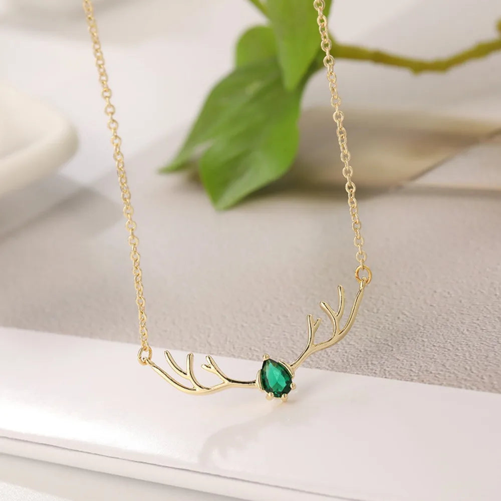 Collar de asta de ciervo con corazón