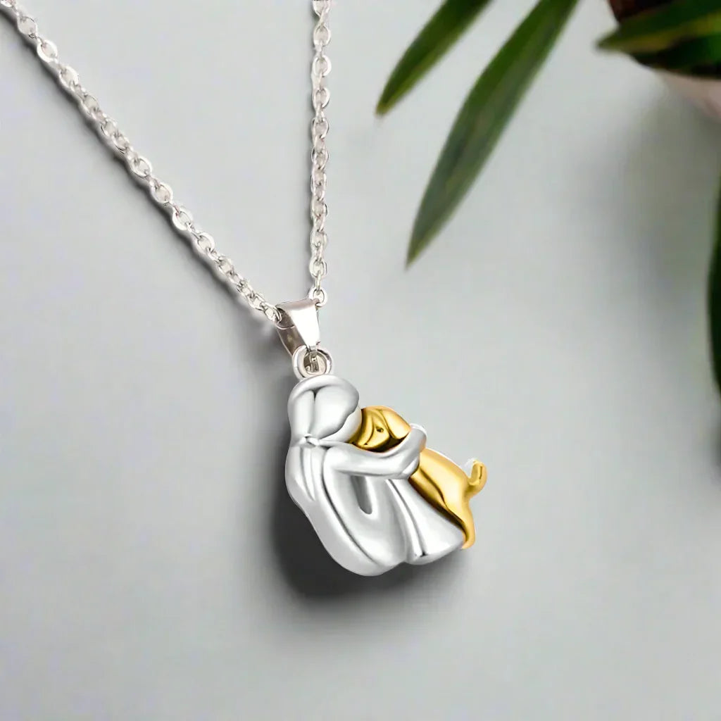 Collar con colgante abrazo