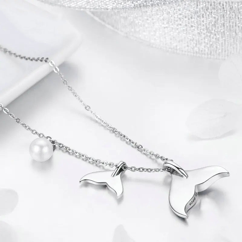 Collar océano con cola de ballena en perlas