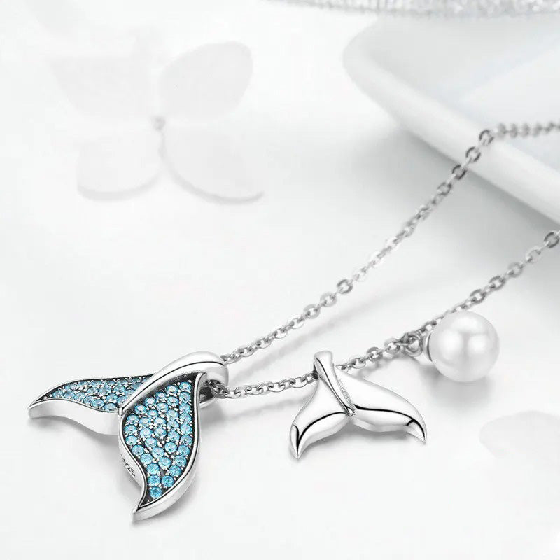 Collar océano con cola de ballena en perlas