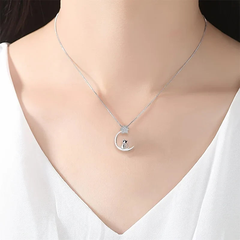 Collar de silueta de gato y estrellas en plata de ley