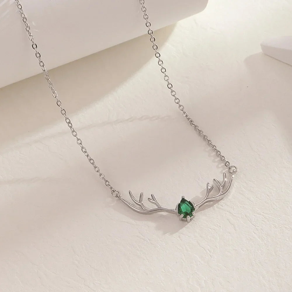 Collar de asta de ciervo con corazón
